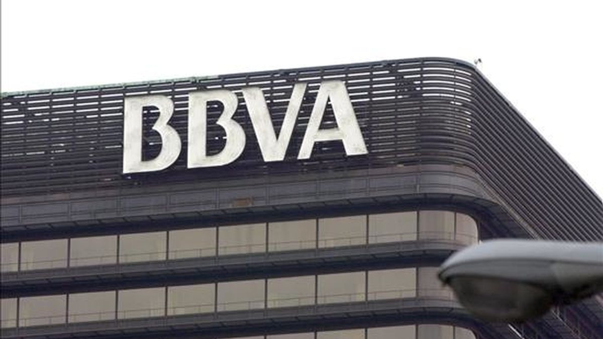 Logotipo del Banco Bilbao Vizcaya Argentaria (BBVA) en la fachada de la sede, situado en el Paseo de la Castellana de Madrid. EFE/Archivo