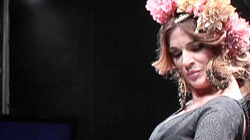 Raquel Bollo desfila como flamenca y comparte pasarela con su hija Alma