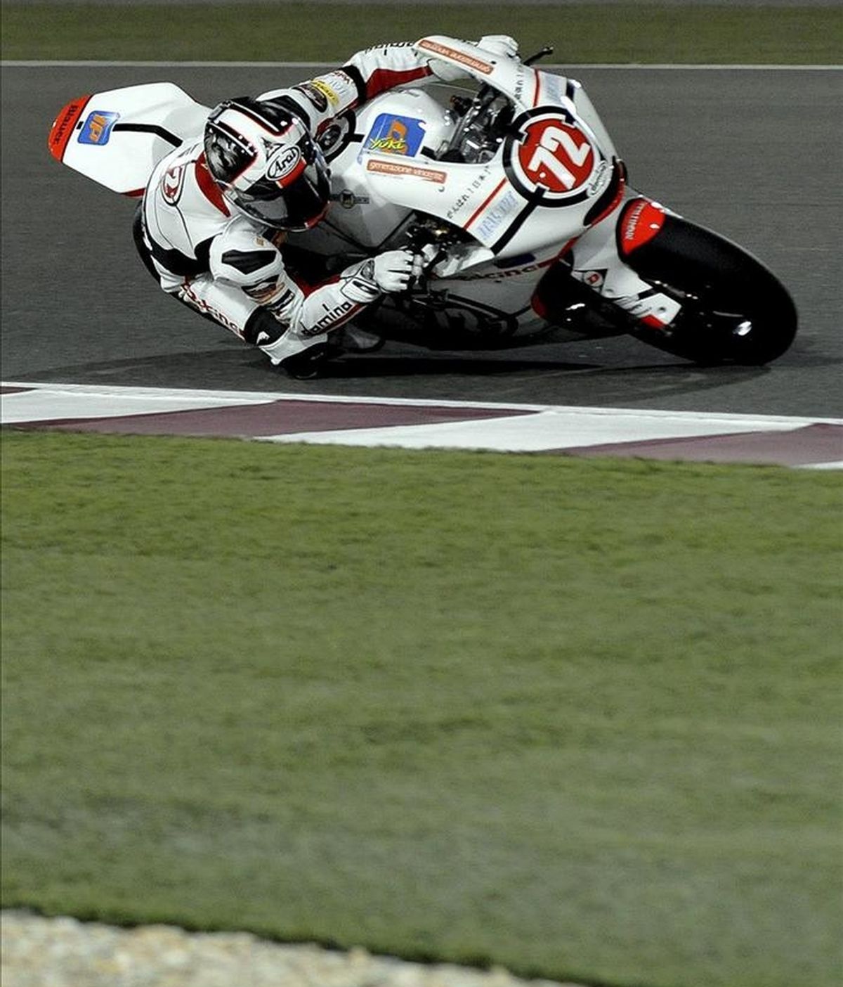 El piloto japonés de Moto2 Yuki Takahashi en el circuito de Doha, Catar. EFE