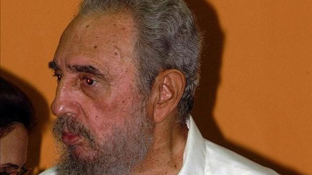 Castro dejó boquiabiertos a todos en aquella ocasión y su guayabera pasó a ser una de las grandes atracciones del cónclave. EFE/Archivo