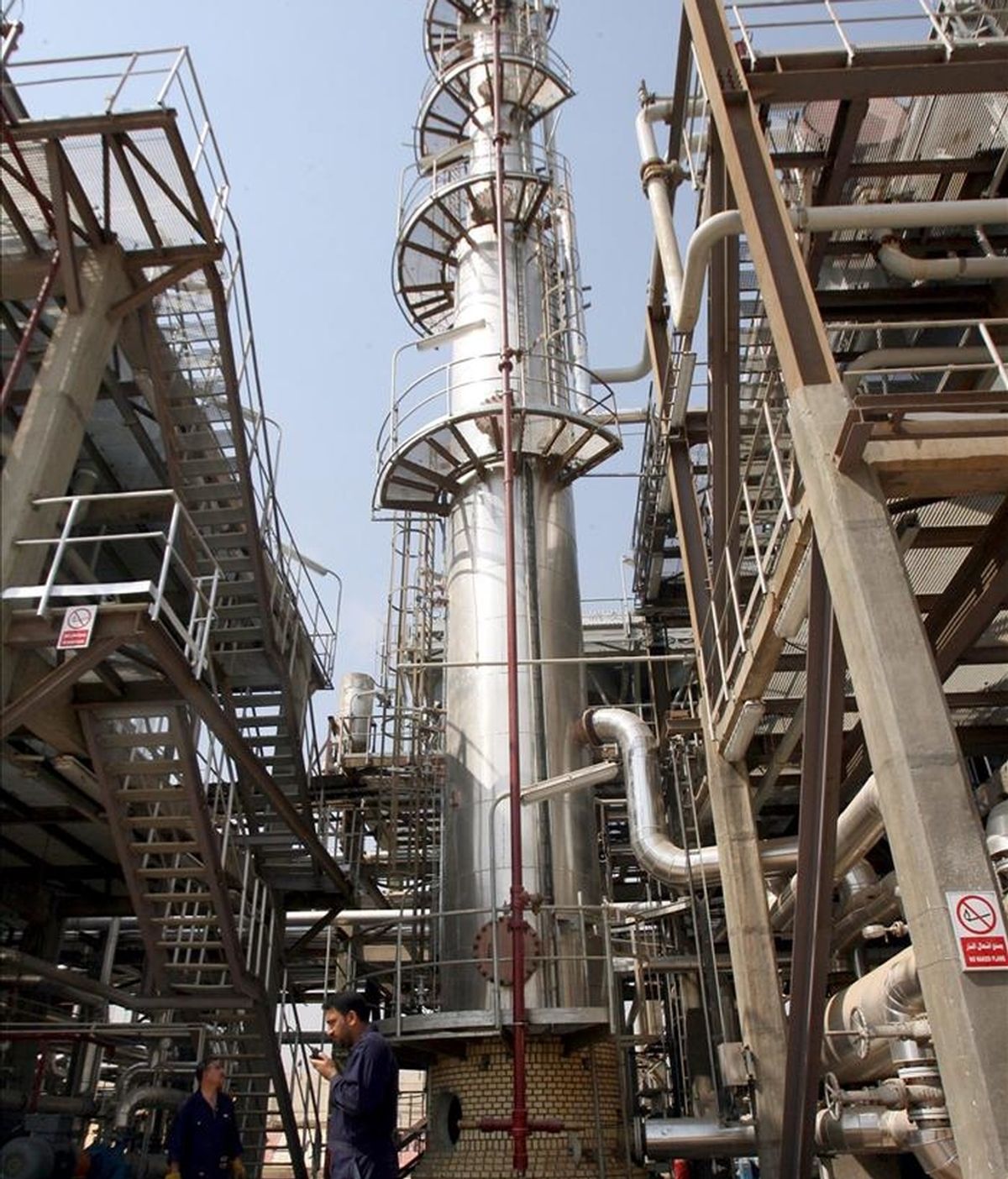 Vista de una refinería de crudo en el complejo de Al-Dora, en Bagdad, Irak. EFE/Archivo