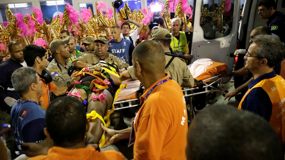 Una carroza del Carnaval de Río se descontrola y arrolla a la multitud