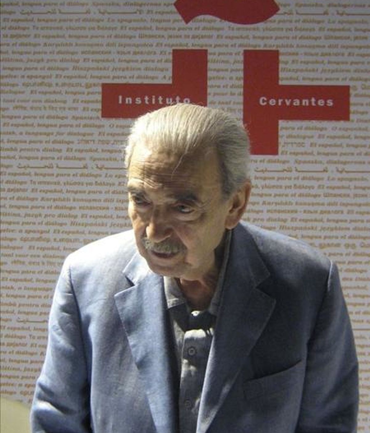 El poeta argentino Juan Gelman durante el recital poético que ofreció en la sede del Instituto Cervantes de Nueva Delhi hace unos días. EFE/Archivo