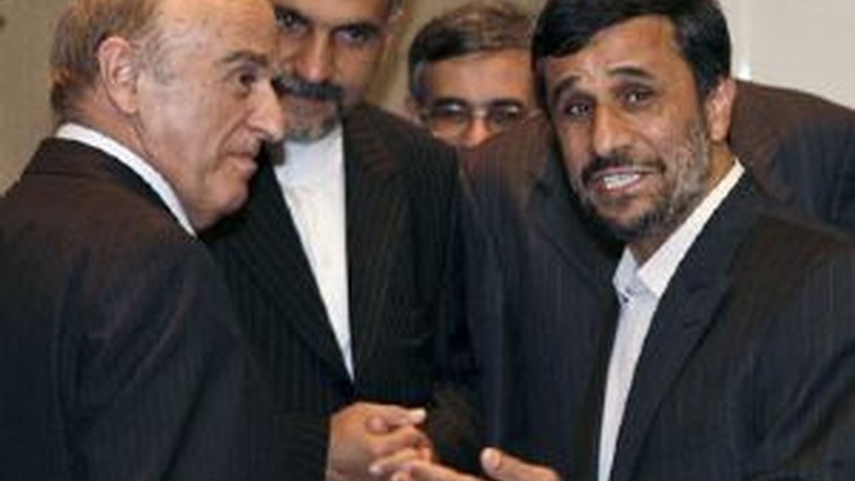 El presidente de Irán, Mahmud Ahmadineyad, conversa con su homólogo suizo, Hans-Rudolf Merz a su llegada a Ginebra. Foto: EFE