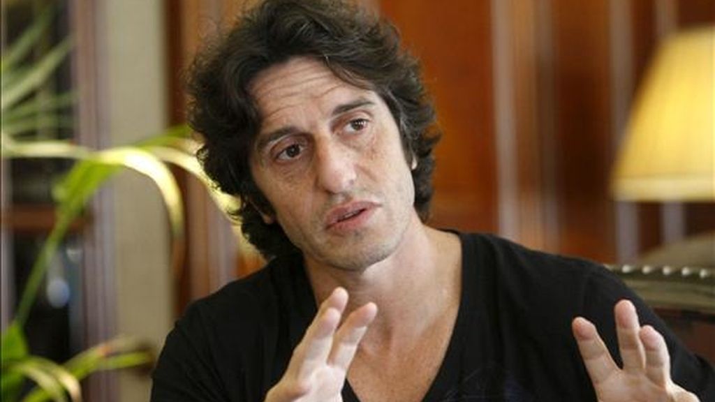 El actor argentino Diego Peretti, conocido por sus papeles de hombres angustiados, declaró a Efe en Madrid, donde hoy será homenajeado junto a la actriz española Ángela Molina en la tercera Muestra de Cine Argentino, Argencine 09, por su intensa trayectoria profesional en la cinematografía de los dos países, que es consciente de tener "una cara teatral o cinematográfica que demuestra preocupación todo el tiempo", aunque sabe también que sin contradicciones, una historia no funciona. EFE