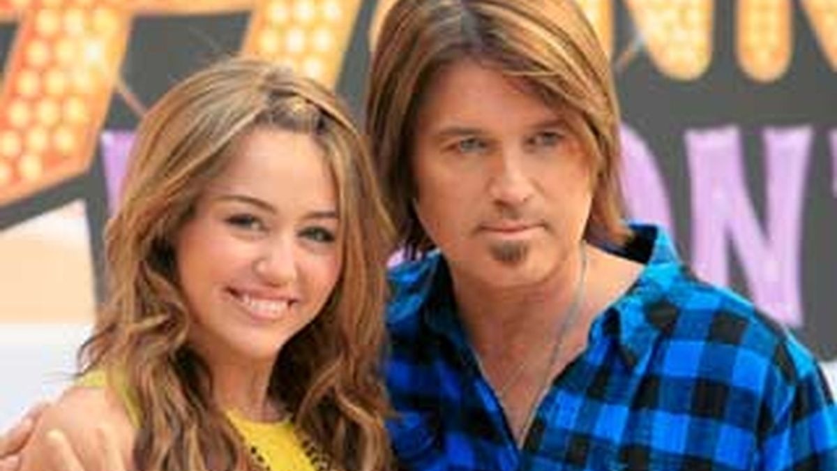 La joven actriz Miley Cyrus se presentó con media hora de retraso ante la prensa y aseguró que su próxima película será "un drama". Vídeo Informativos