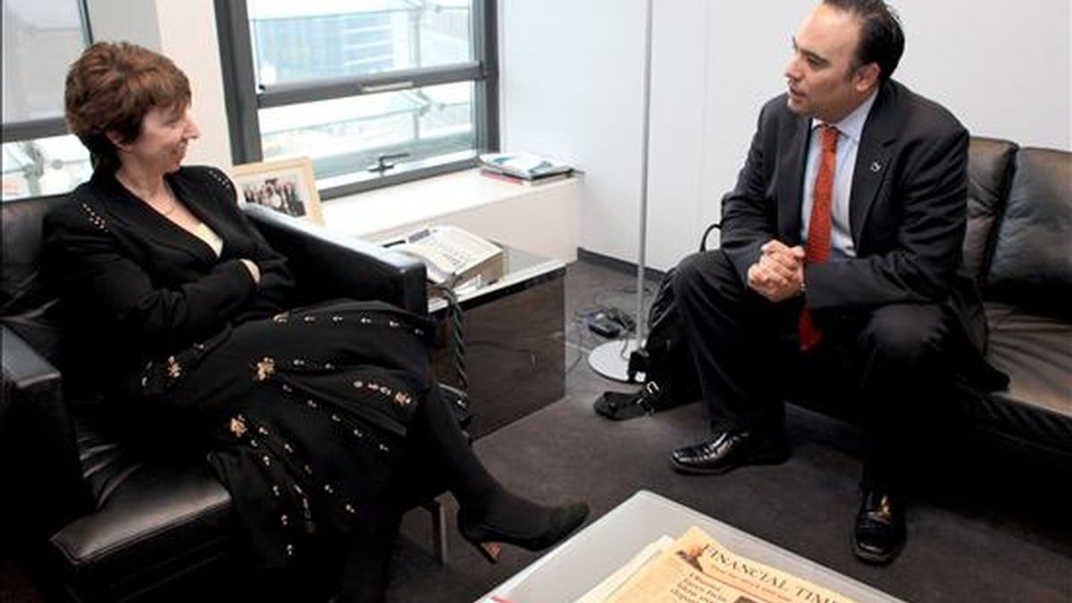 El ministro de Comercio colombiano, Luis Guillermo Plata (d), conversa con la comisaria de Comercio de la Unión Europea (UE), la baronesa Catherine Ashton, durante el encuentro que mantuvieron en Bruselas, Bélgica. EFE