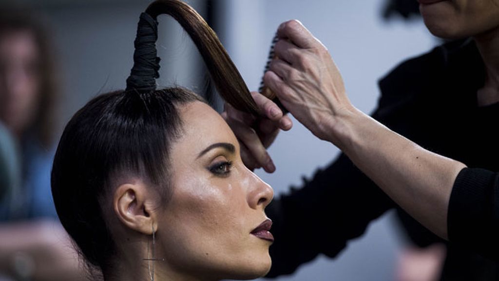 Lució un corpiño dorado y un vestido con transparencias