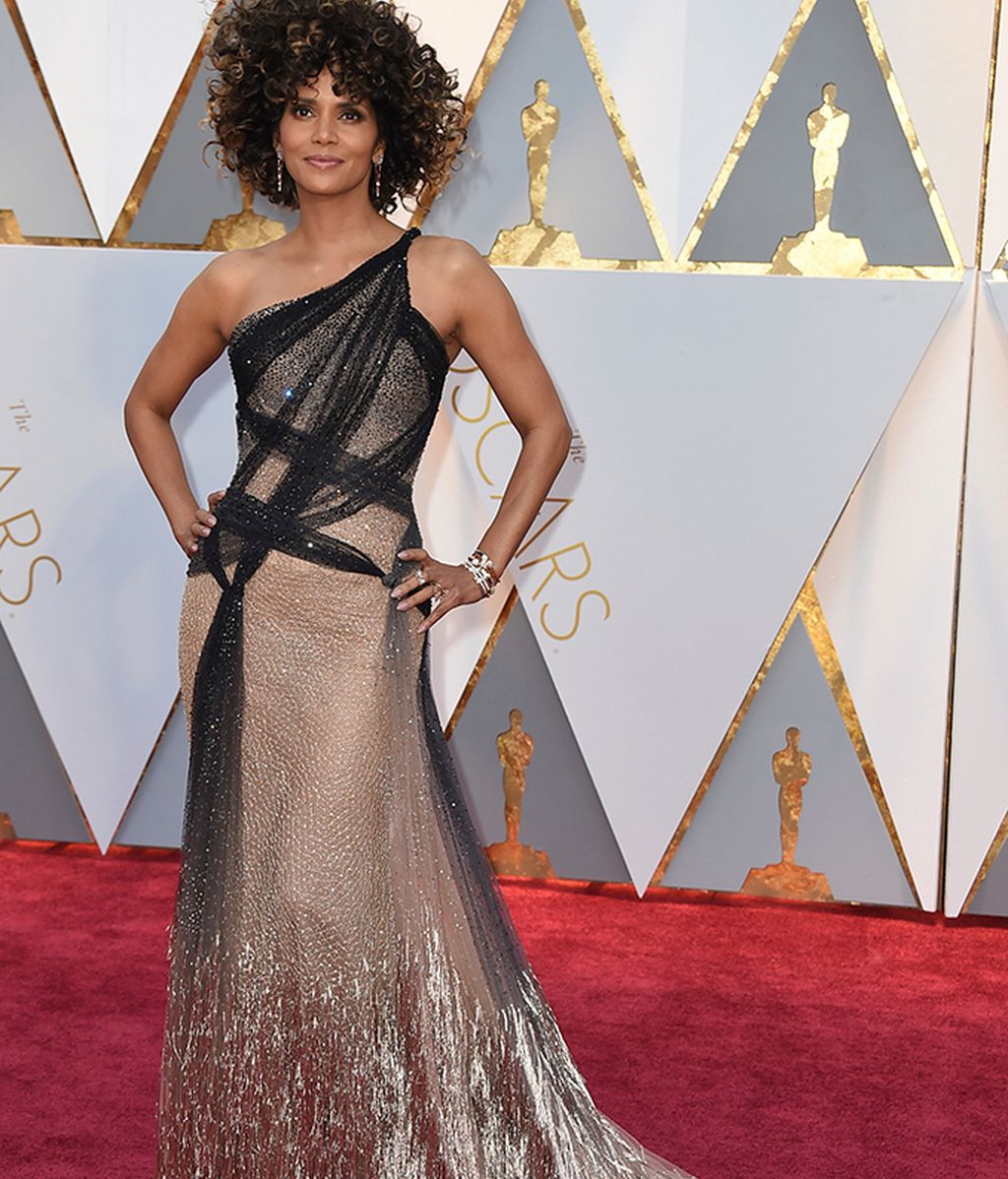 Halle Berry vestida de Versace