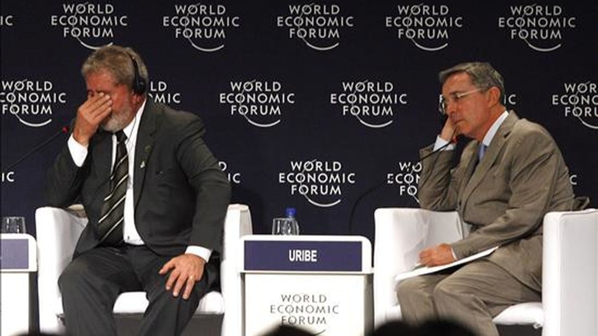 El presidente de Brasil, Luiz Inácio Lula da Silva (i), y su homólogo de Colombia, Álvaro Uribe Vélez (d), participan en la apertura de la plenaria de la cuarta edición latinoamericana del Foro Económico Mundial, que se lleva a cabo en Río de Janeiro (Brasil). EFE