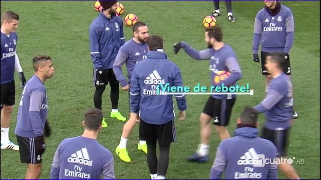 Los jugadores del Madrid se mofan de la mano del Villarreal durante el entrenamiento