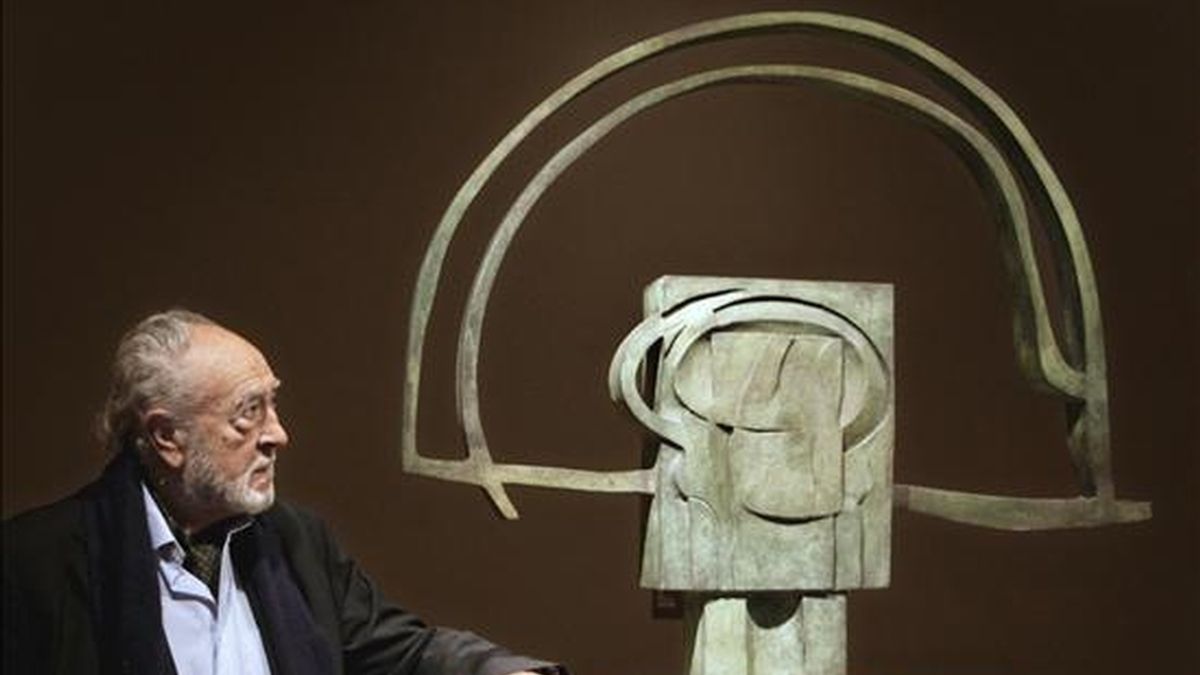 El escultor vizcaíno Nestor Basterretxea (Bermeo 1924) posa junto a su obra "Ostadar- Arco Iris", una de las 18 esculturas de gran tamaño, de madera de roble y bronce, que forman la "Serie Cosmogómica vasca" realizada entre 1972 y 1975 e inspirada en deidades y personajes de la mitología vasca, y que el escultor donó al Museo de Bellas Artes de Bilbao en noviembre pasado. EFE