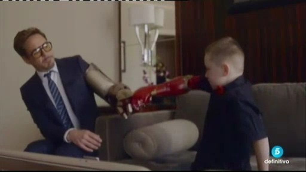El actor Robert Downey Jr regala el brazo biónico de Ironman a un niño discapacitado