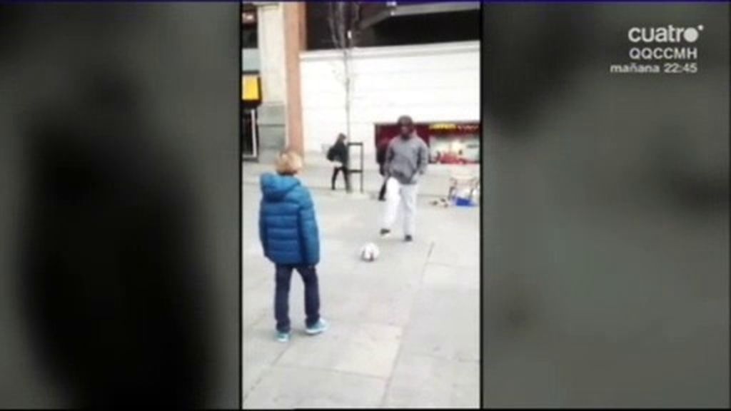 Lo que no viste del vídeo del mendigo de Cristiano: clase fútbol en plena calle