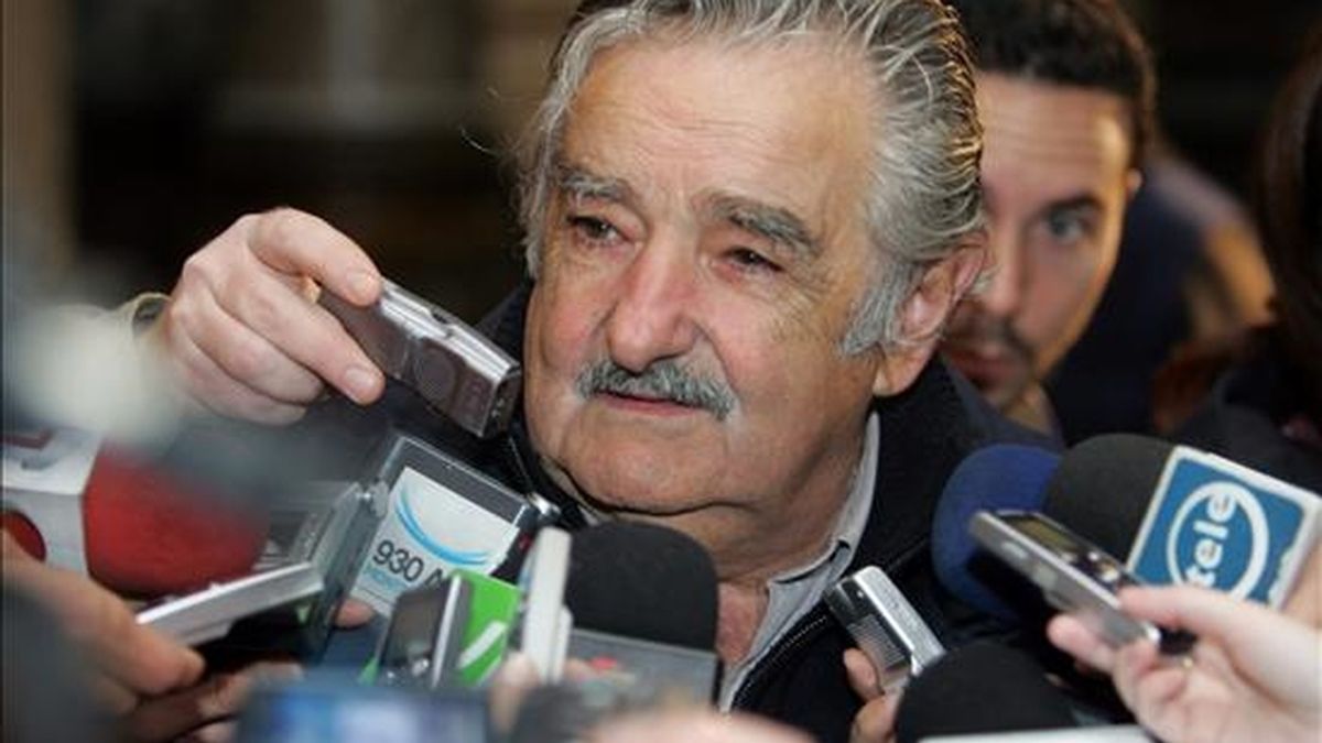 Según el resultado de dos encuestas difundidas hoy, si las elecciones fueran el próximo domingo Mujica tendrían una ventaja considerable. EFE/Archivo