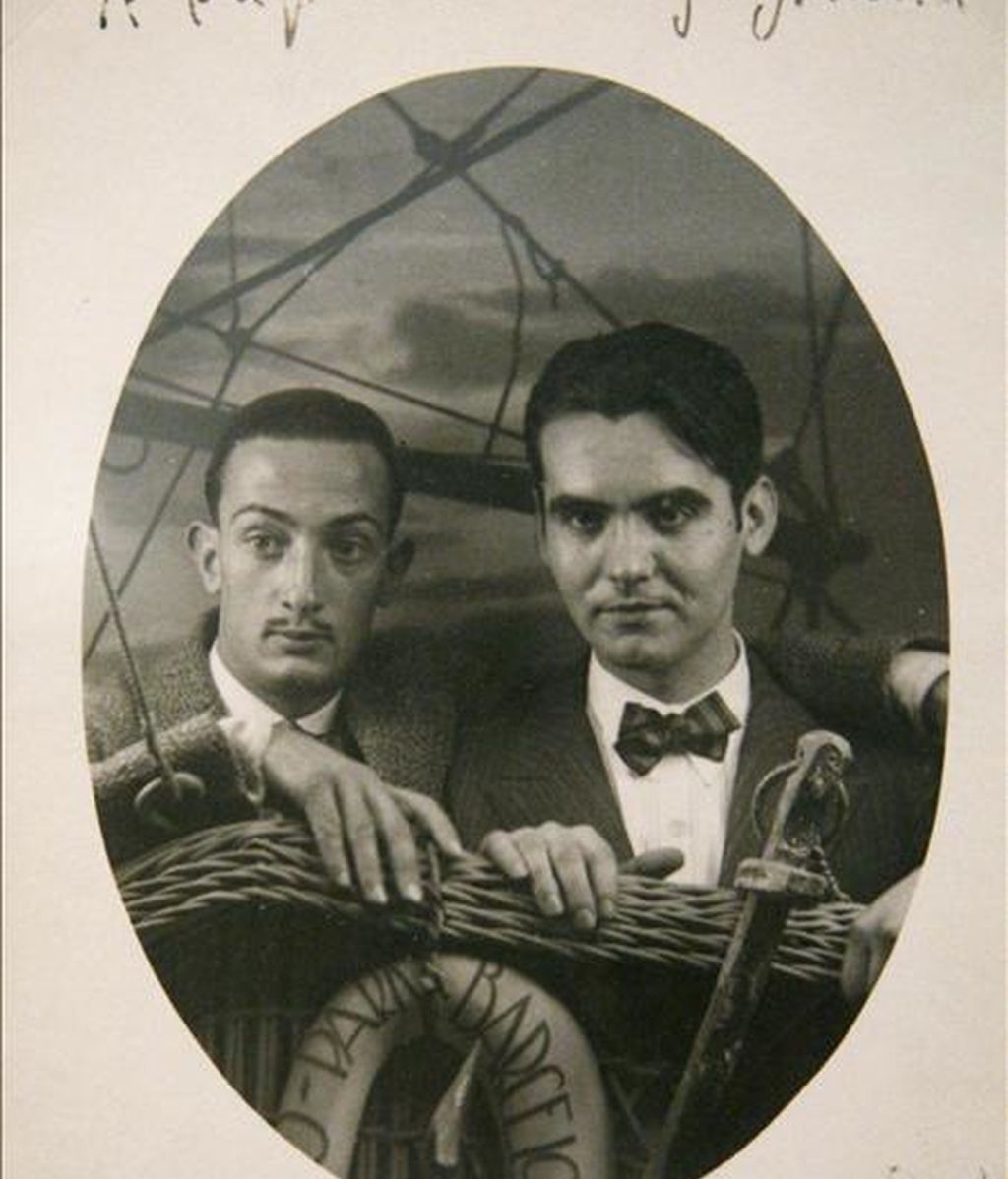 Fotografía que muestra a Salvador Dalí y Federico García Lorca, que forma parte de una exposición que se ha presentado en CaixaFórum de Madrid. EFE Fotografía que muestra a Salvador Dalí y Federico García Lorca, que forma parte de una exposición que se ha presentado en CaixaFórum de Madrid. EFE