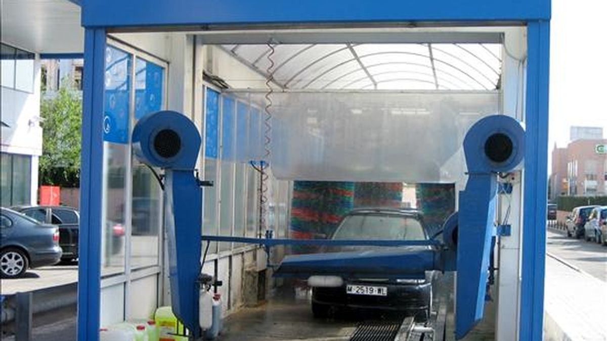 Servicio automático de lavado de vehículos. EFE/Archivo