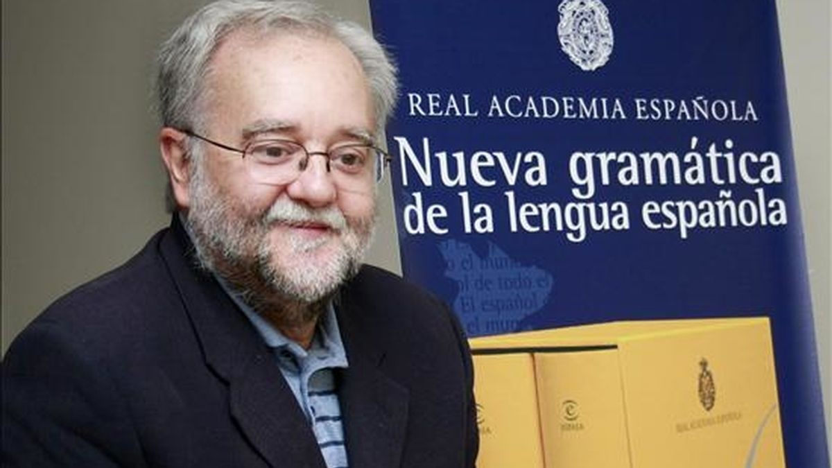 Ignacio Bosque, miembro de la Real Academia Española, sonríe durante una entrevista en Ciudad de Panamá, durante la presentación de su libro "Nueva Gramática de la Lengua Española". EFE