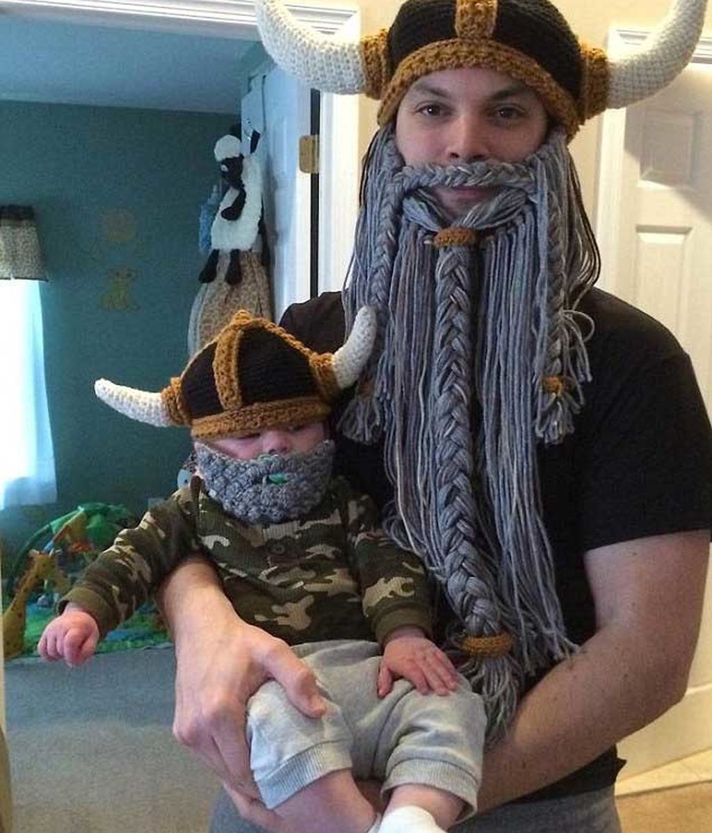 Los nietos lucen orgullosos los detalles de sus abuelas