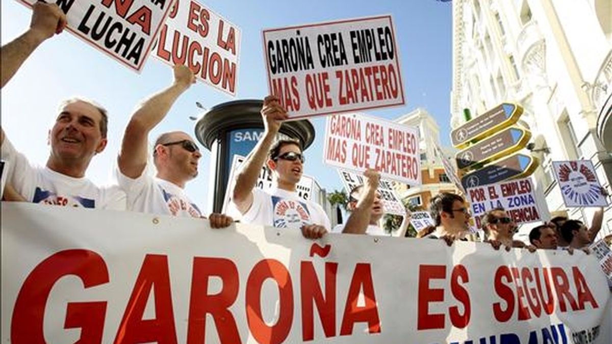 Los trabajaores de la central nuclear de Garoña (Burgos), se concentraron hoy frente al Congreso de los Diputados, para pedir al Gobierno que autorice la prórroga. EFE