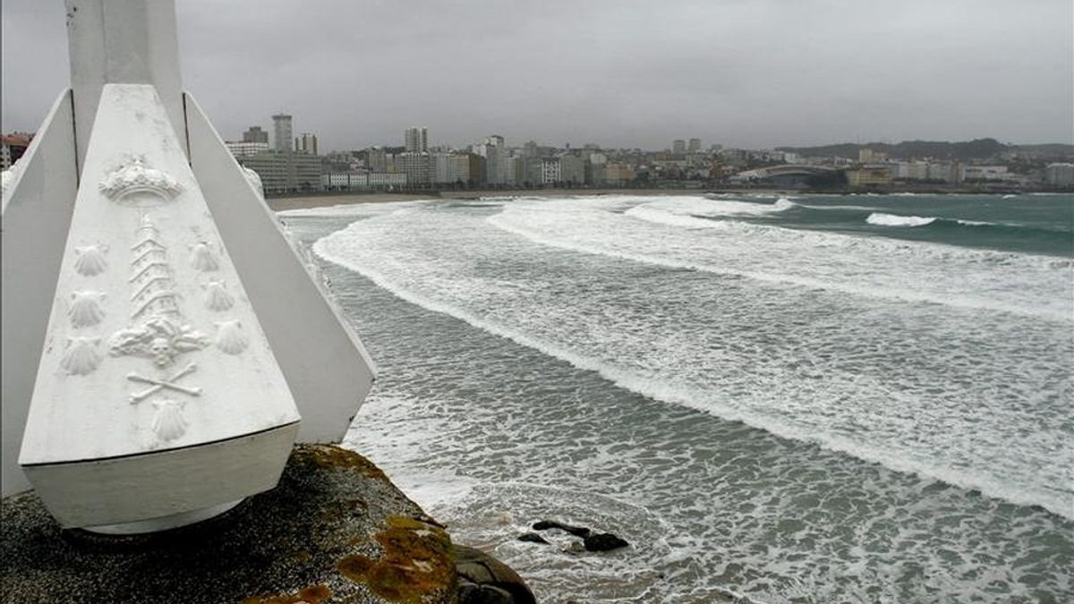 Aspecto que presentaban las playas de Orzán y Riazor en A Coruña, durante una jornada marcada por la fuerte intensidad del viento y las abundantes precipitaciones el 8 de noviembre de 2010. Hoy están previstos fuertes vientos en Galicia. EFE/Archivo
