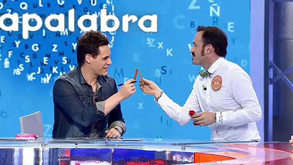 Neus Sanz y Alex O'Dogherty le traen la merienda a Christian Gálvez