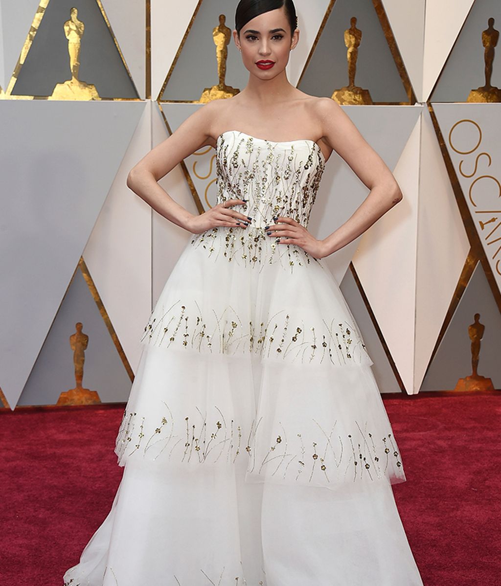 Sofia Carson con vestido de Monique Lhuillier