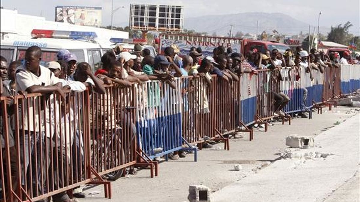 Varias personas esperan en la zona de entrega de alimentos y agua, en las inmediaciones del parque insdustrial de Puerto Príncipe (Haití). EFE/Archivo