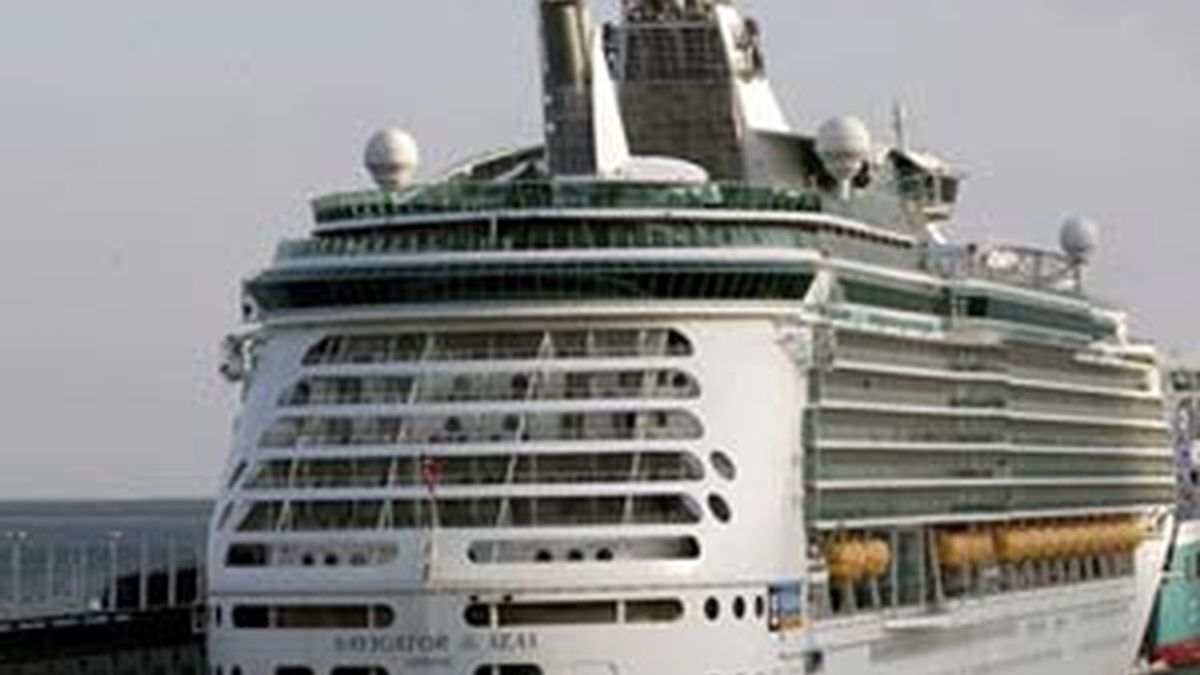 El crucero 'Navigator of the Seas', con dos pasajeras aisladas a bordo, de nacionalidad estadounidense e italiana, afectadas por el virus de la gripe A. Foto:EFE