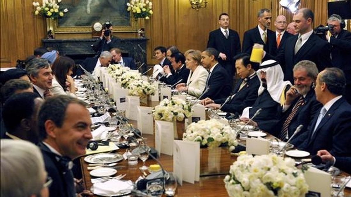 Los líderes del G-20 en la cena oficial ofrecida por el primer ministro británico, Gordon Brown (ci), en el la Calle Downing de Londres (Inglaterra). EFE