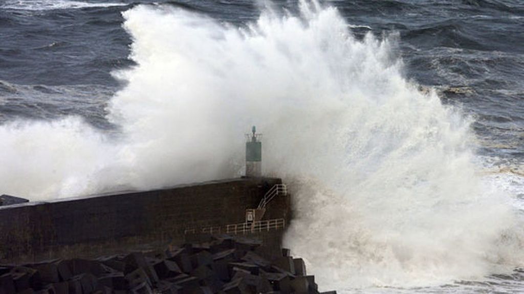 Fuertes olas invaden el norte peninsular