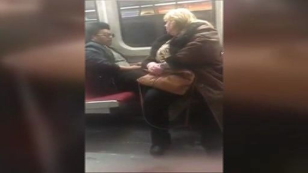 La lección de educación a un joven que puso los pies en un asiento del metro
