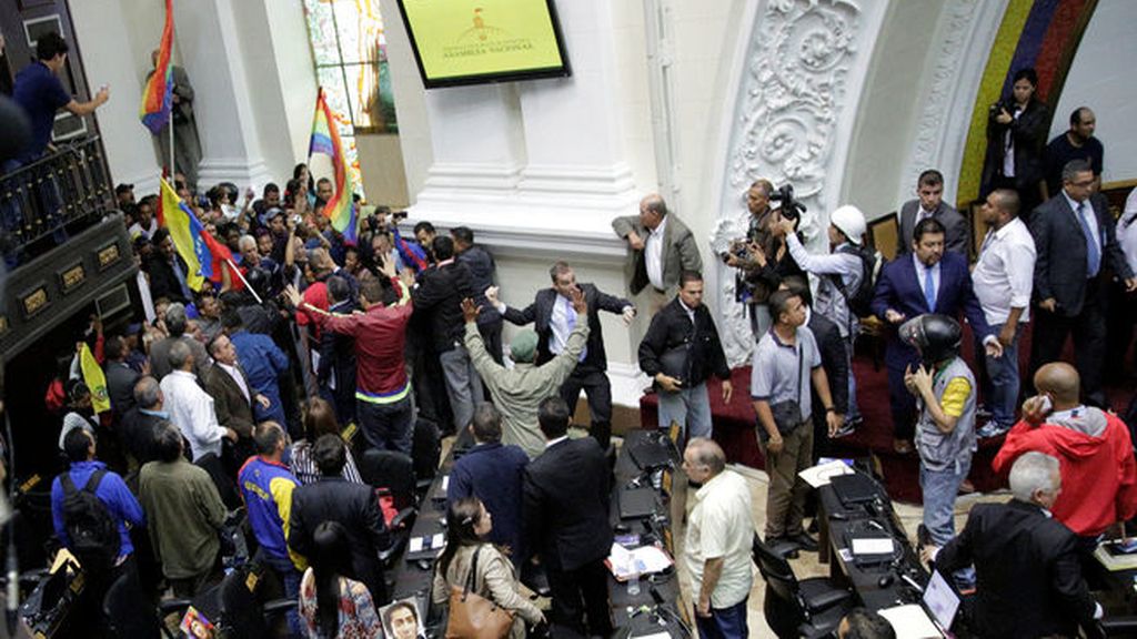 Los chavistas asaltan el Parlamento venezolano en una sesión contra Maduro