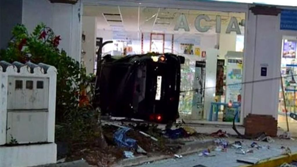 Un coche se empotra contra una farmacia en Fuengirola a 100km/h