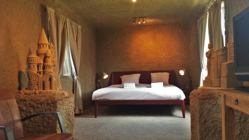 Zand Hotel ha creado dos construcciones de arena para que los turistas pasen la noche