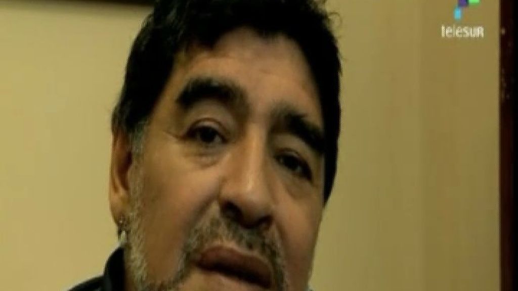Maradona muestra una carta de Fidel Castro para desmentir la muerte del líder cubano