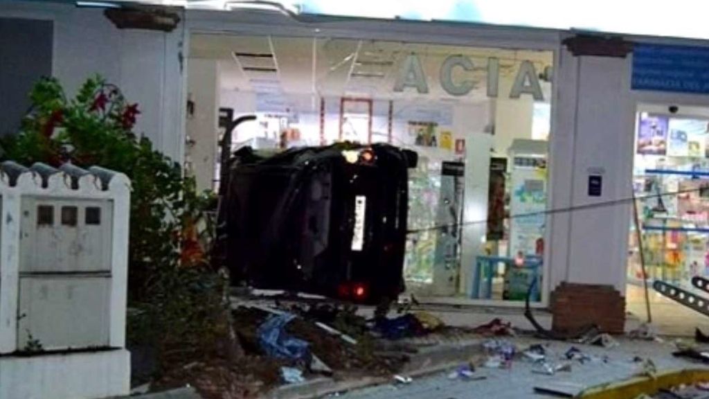 Un coche se empotra contra una farmacia en Fuengirola a 100km/h