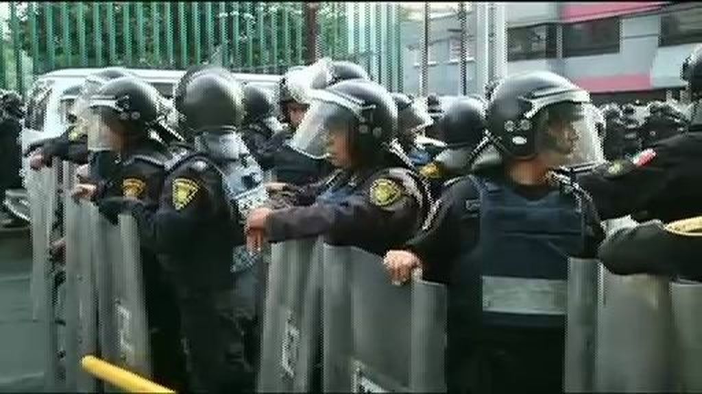 La Policía mexicana desaloja por la fuerza a unas 50 familias en un edificio okupado