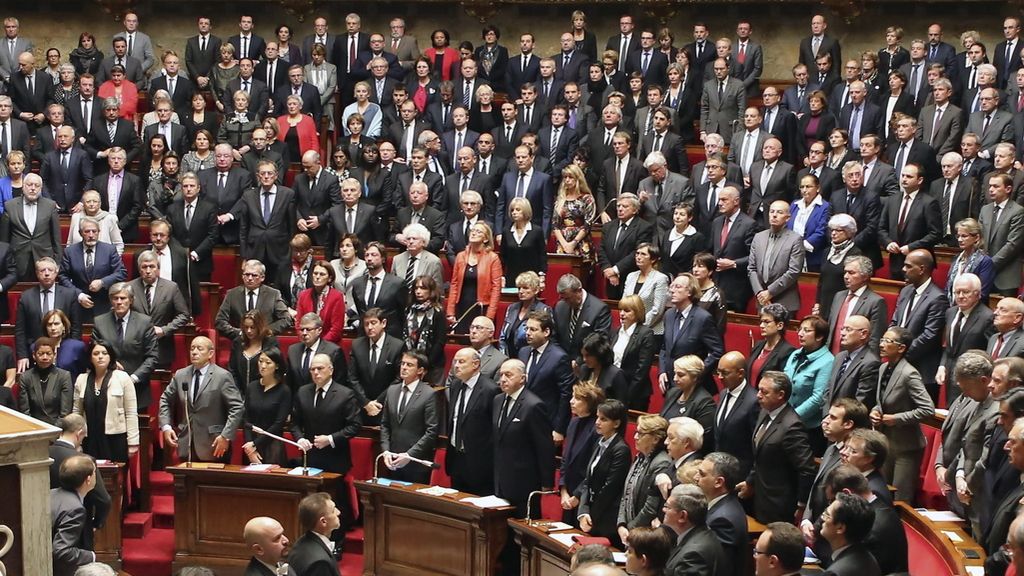Los diputados francesas cantan La Marsellesa por las víctimas del terrorismo