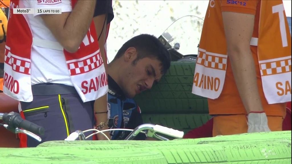 ¡Fuera de carrera! Dolor en el rostro de Navarro en su caída en Misano