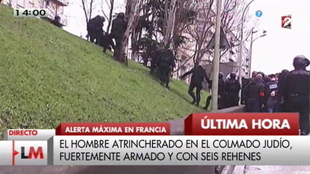 La policía se acerca al hipermercado de París donde se atrinchera un hombre con rehenes