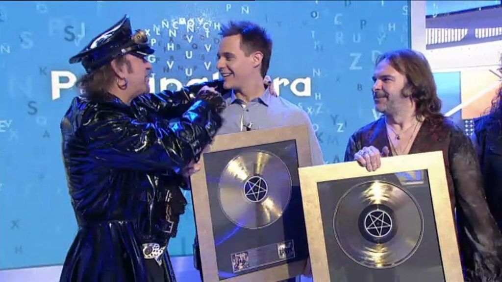 Christian entrega a ‘Mago de Oz’ su disco de oro y el disco especial de ‘Pasapalabra’