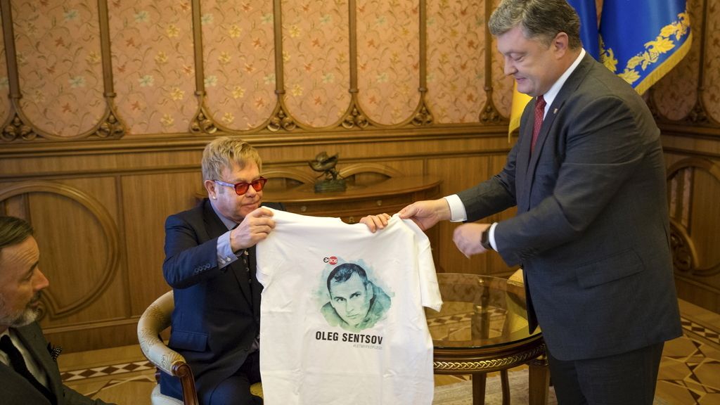 Elton John pide a Ucrania mayor tolerancia con el colectivo homosexual