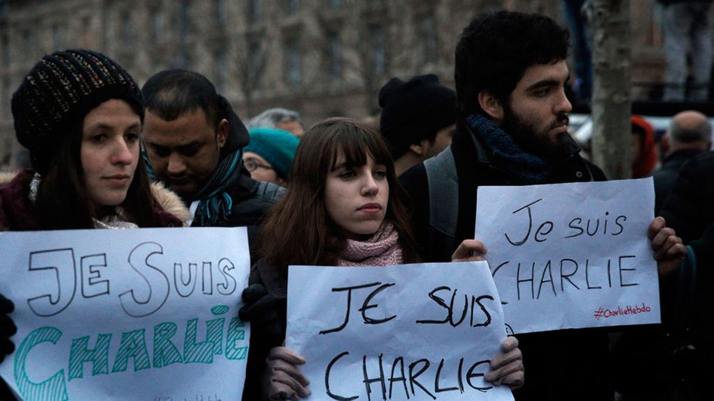 Miles de personas rinden homenaje a las víctimas del atentado en 'Charlie Hebdo'