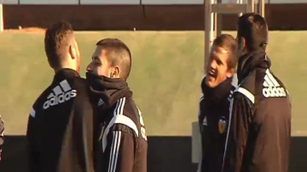 Alegría y caras sonrientes en el entrenamiento del Valencia
