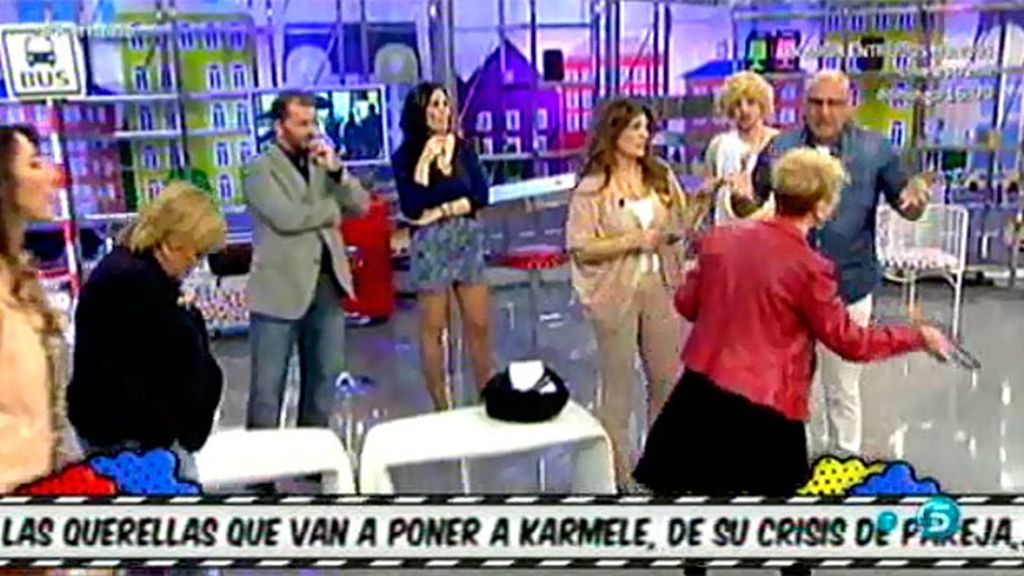 Todos contra Karmele por querer "fumigar a los que no son periodistas"