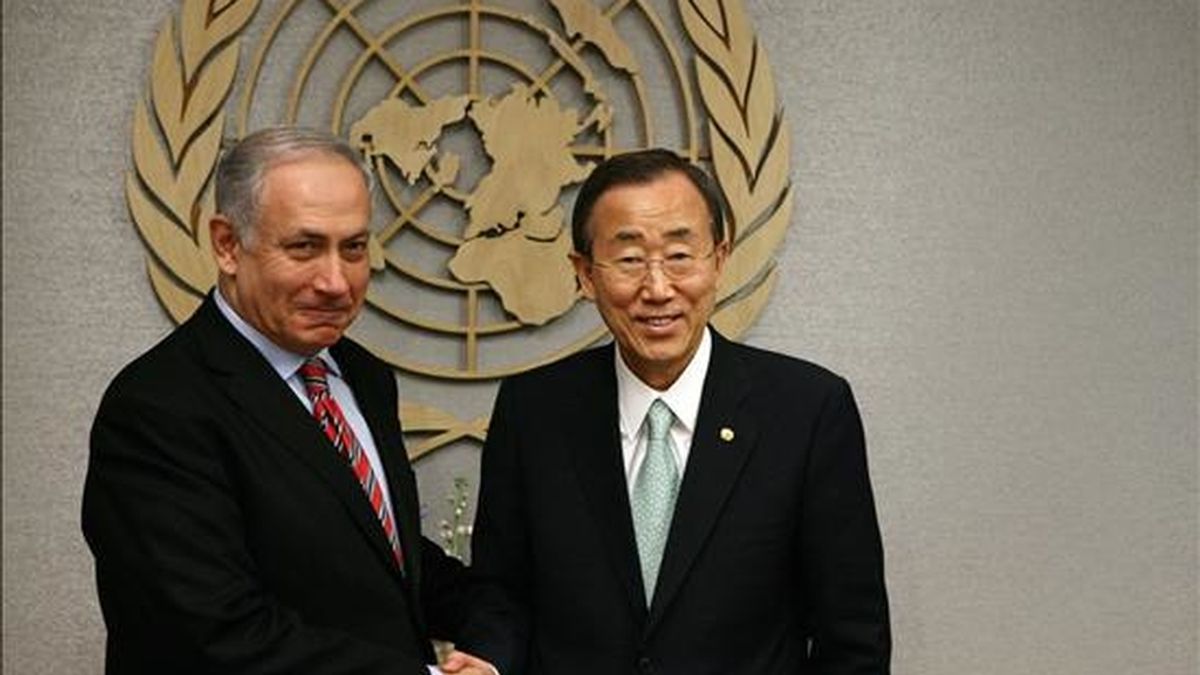 El primer ministro israelí, Benjamín Netanyahu, (i), se reúne con el secretario general de las Naciones Unidas, Ban Ki-moon (d), en la sede del organismo en Nueva York (EEUU). EFE
