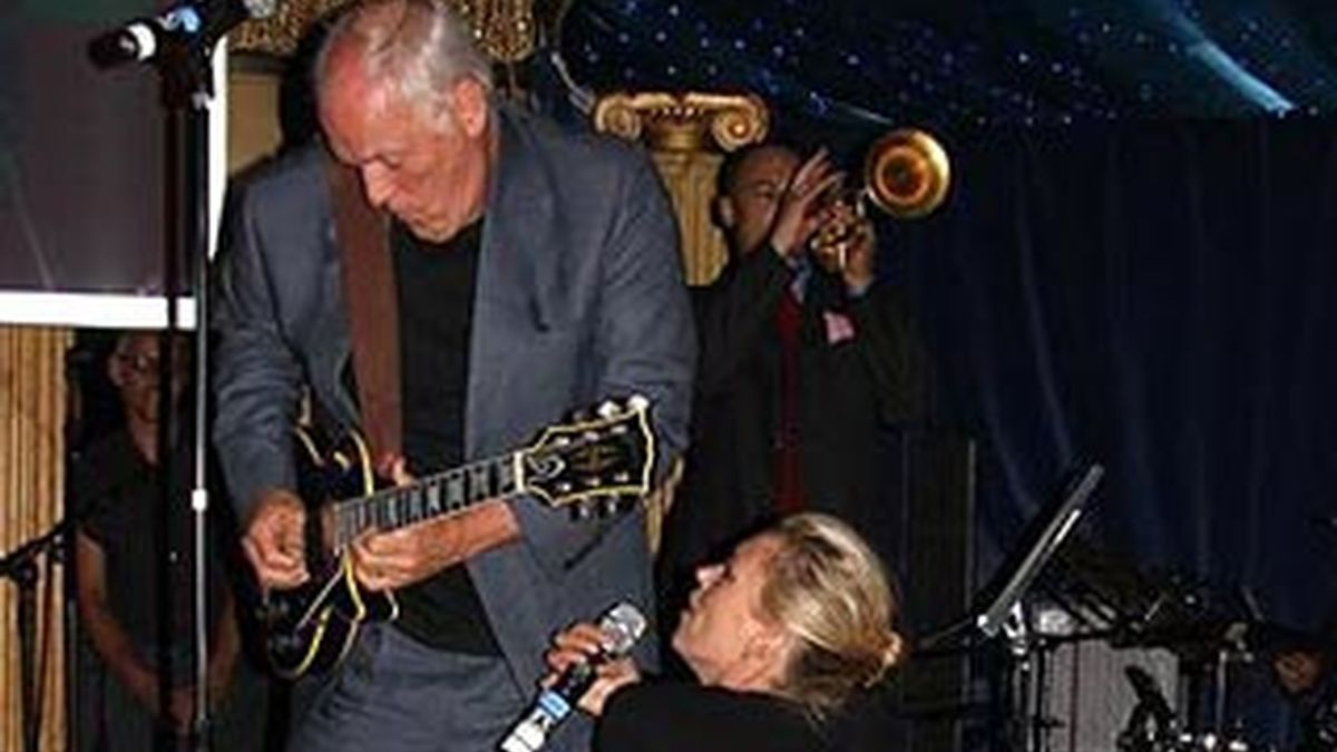 Kate Moss, de rodillas ante el mítico David Gilmour en el dúo que les llevó a conseguir 50.000 euros para beneficencia. Foto: The Telegraph