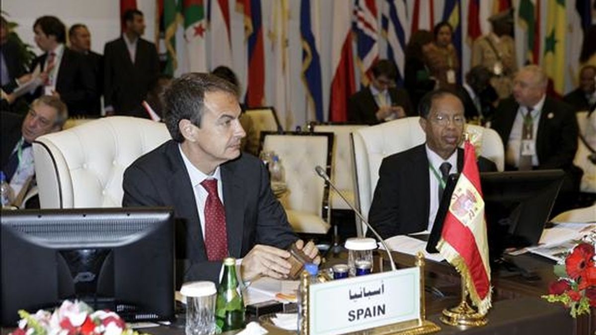 Fotografía facilitada por Presidencia del Gobierno, del presidente del Gobierno, José Luis Rodríguez Zapatero, durante la cumbre Unión Africana-Unión Europea (UE) que se celebra en Trípoli (Libia). EFE