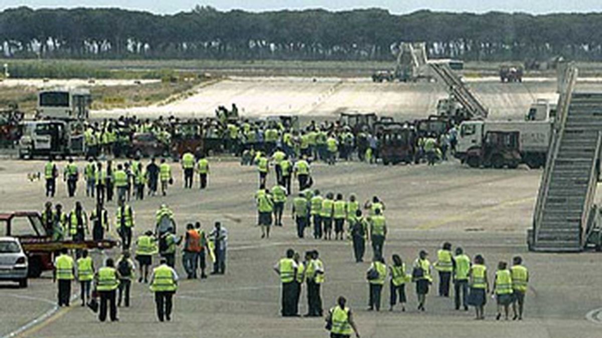 Una protesta de trabajadores de Iberia paralizó el aeropuerto de El Prat en 2006. Foto: EFE.